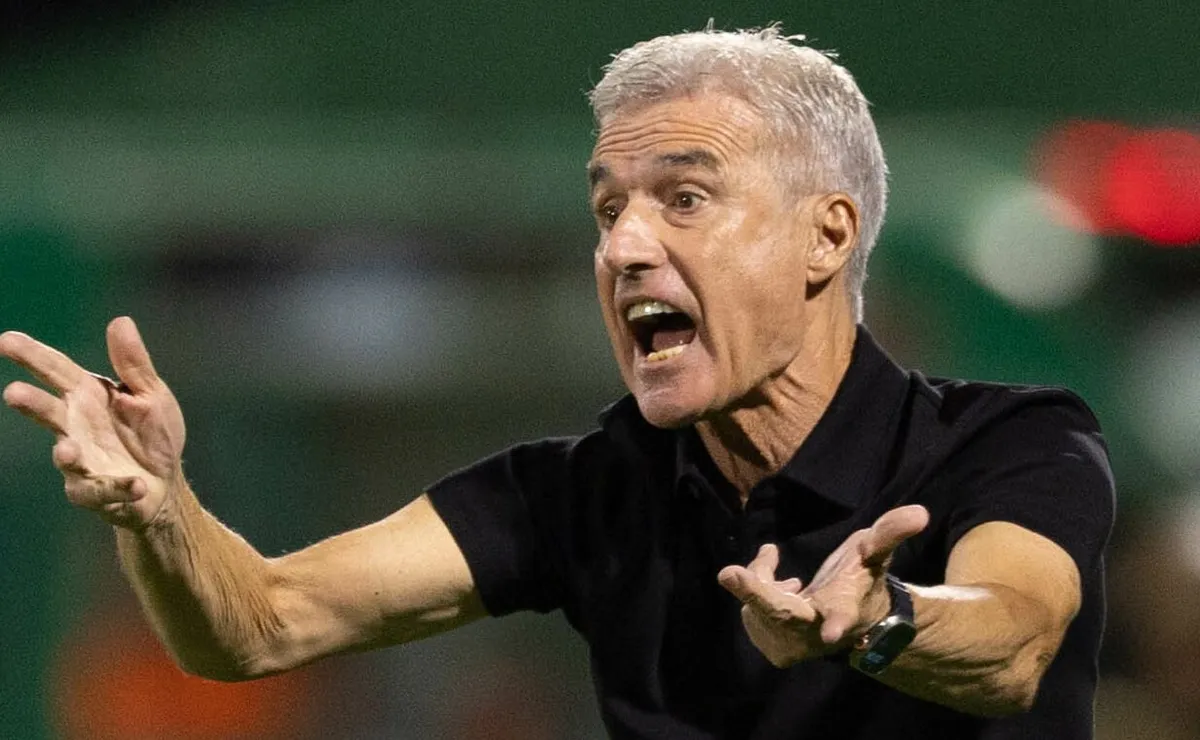 Luís Castro demitido tem martelo batido e treinador será mantido no cargo pela diretoria do Grêmio