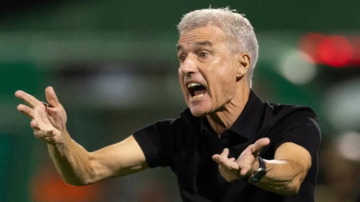 Luís Castro segue no Grêmio.
