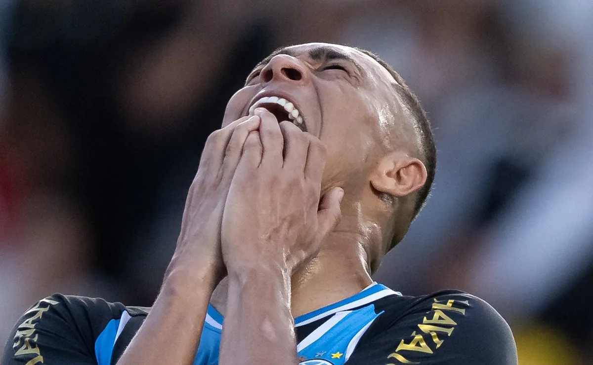 Carlos Vinícius é apenas o segundo jogador da história a perder três pênaltis em uma única partida