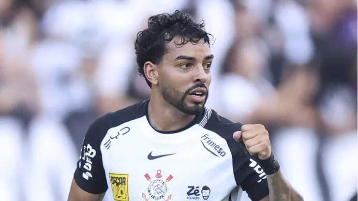 Bidu comemorando tento diante do Gigante da Colina