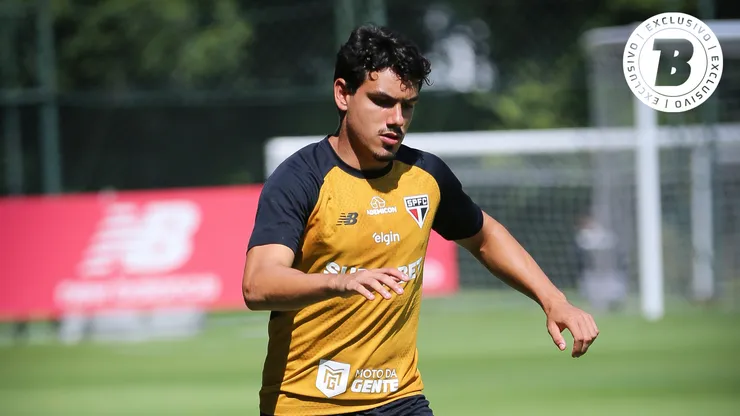 Lateral tem treinado como meio-campista - Foto: Erico Leonan / São Paulo FC