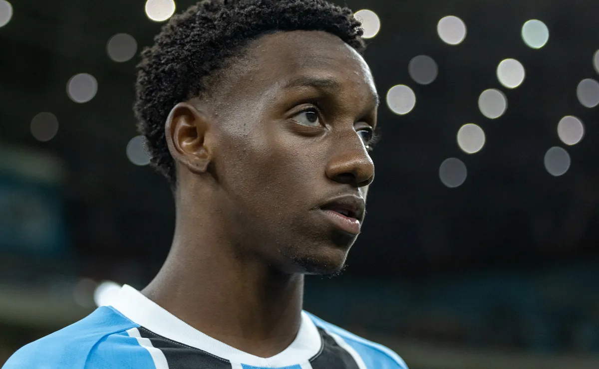 Gabriel Mec cobra mudança de postura do elenco do Grêmio após empate frustrante