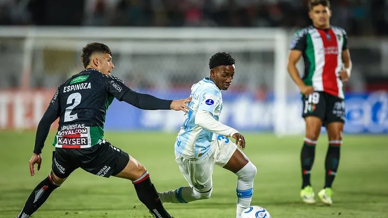 Gabriel Mec em ação contra o Palestino – Foto: LUCAS UEBEL/GRÊMIO FBPA