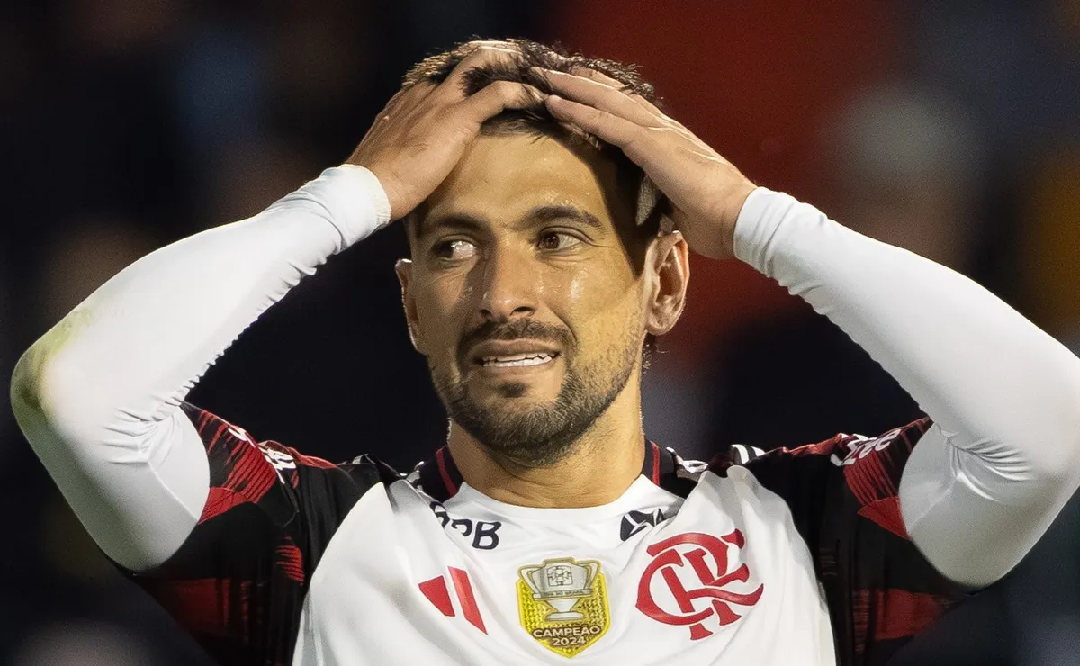 Esposa de Arrascaeta faz post após fratura na clavícula direita e cirurgia confirmada pelo Flamengo