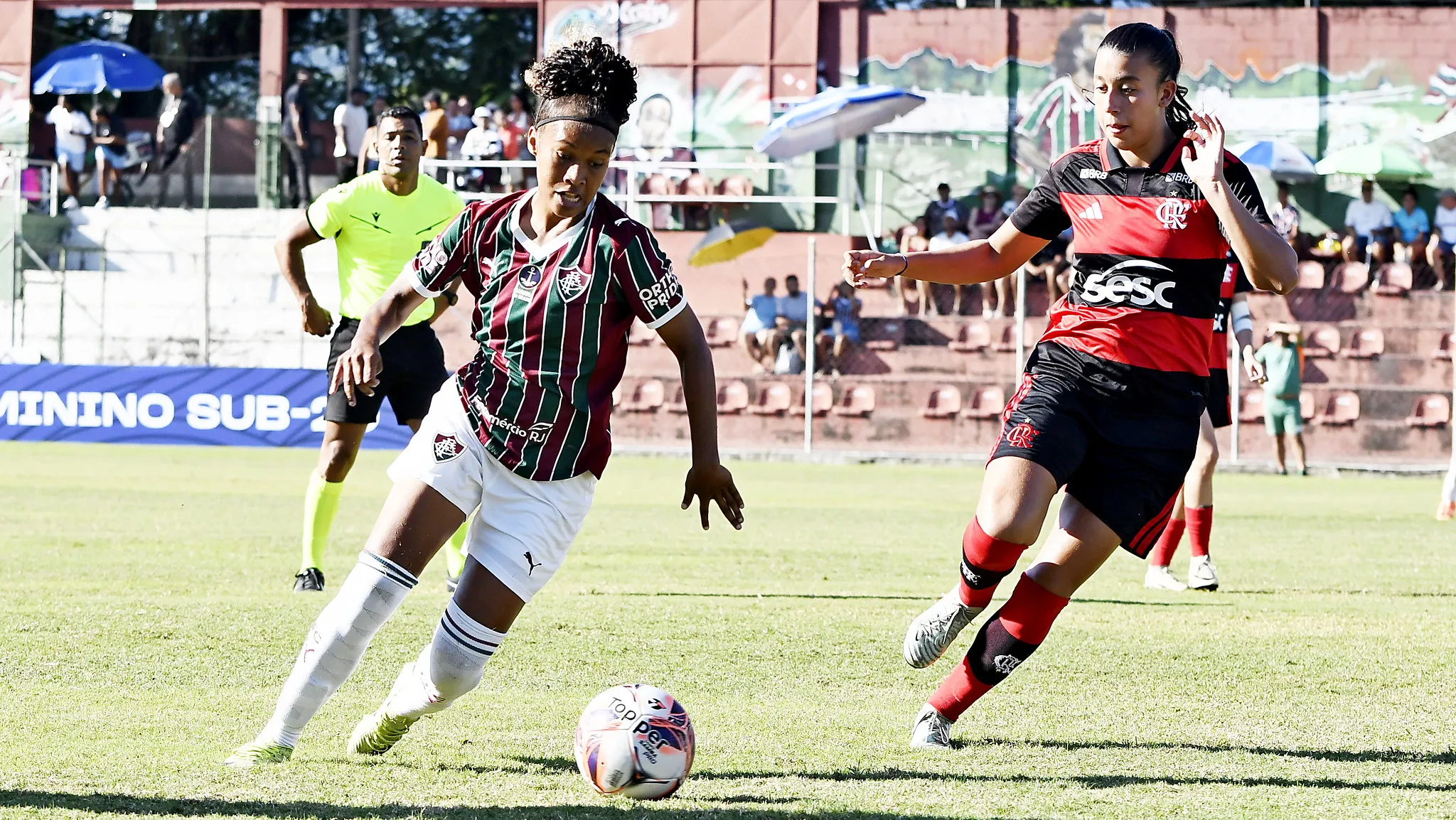 Jogadoras do Fluminense e Flamengo em jogo das quartas de final do Brasileirão Feminino Sub-20