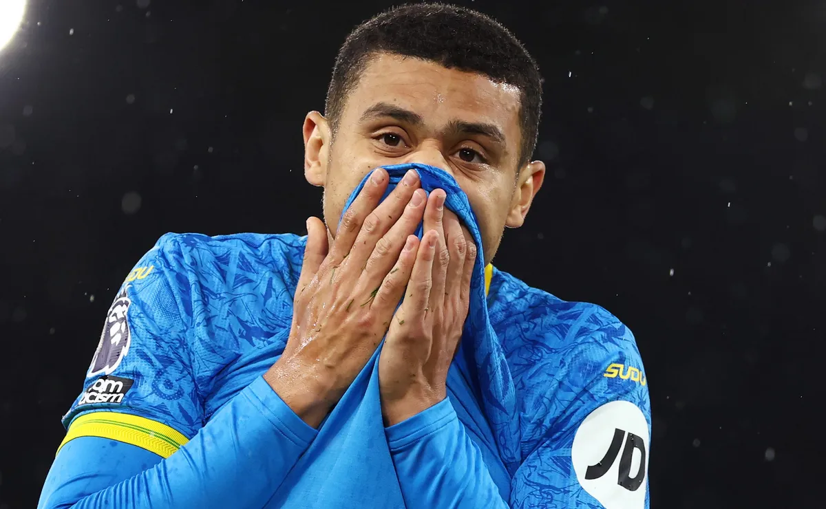 Leeds United acena R$ 204 milhões por André, alvo do Palmeiras￼