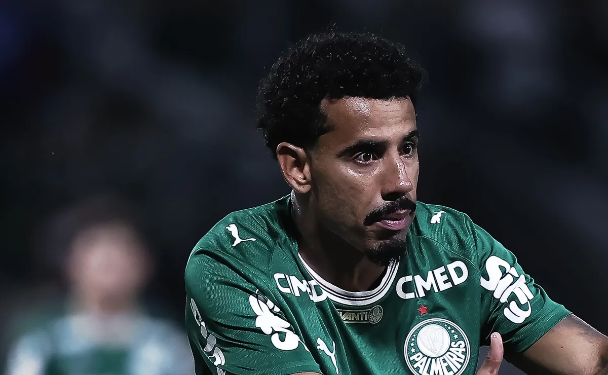 Palmeiras pode negociar Emiliano Martínez e Lucas Evangelista em julho para abrir espaço na folha