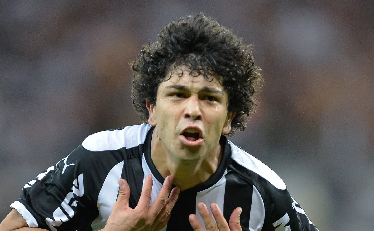 Luan pede contratação de 6 reforços urgentemente durante forte desabafo após crise do Atlético-MG