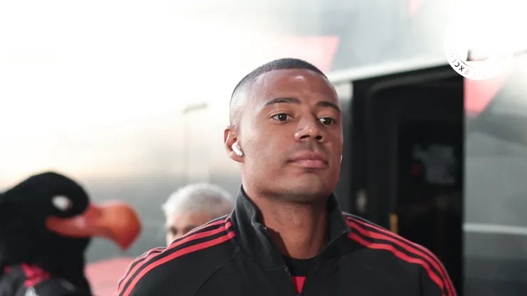 De La Cruz jogador do Flamengo chegando no Maracanã com a delegação