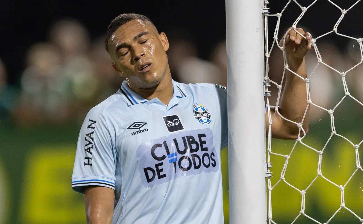 Carlos Vinícius protagoniza feito inédito ao perder três pênaltis seguidos pelo Grêmio