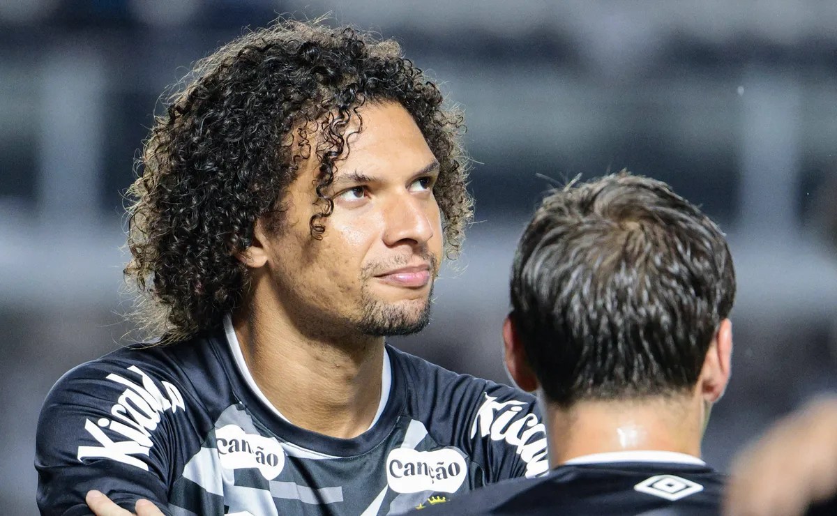 Cuca se irrita com Arão, perde a paciência e prepara volta de João Schmidt no Santos contra Palmeiras