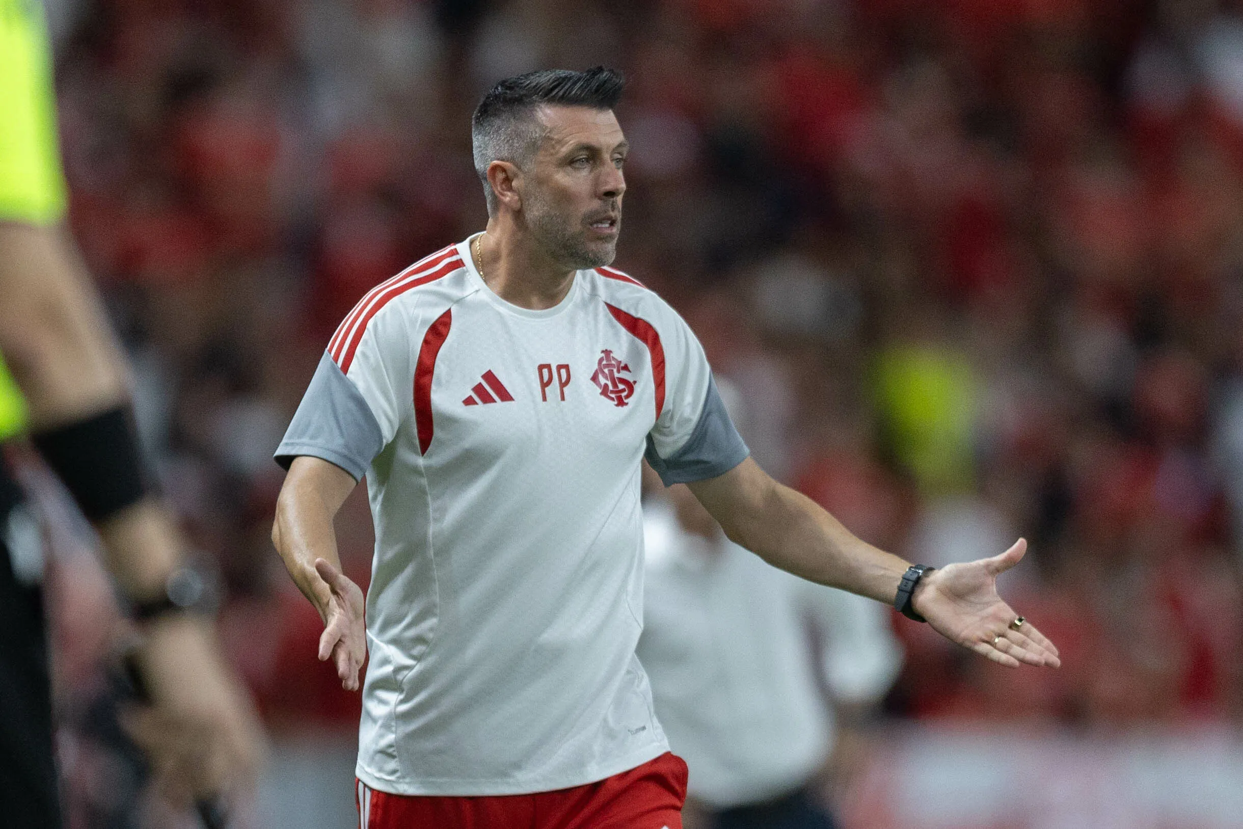 RS – PORTO ALEGRE – 11/04/2026 – BRASILEIRO A 2026, INTERNACIONAL X GREMIO – Paulo Pezzolano
 tecnico do Internacional durante partida contra o Gremio no estadio Beira-Rio pelo campeonato Brasileiro A 2026. Foto: Liamara Polli/AGIF