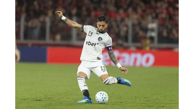Alex Telles (Botafogo) durante jogo contra o Athletico-PR, no dia 29.03.2026. Foto: Associated Press / Alamy
