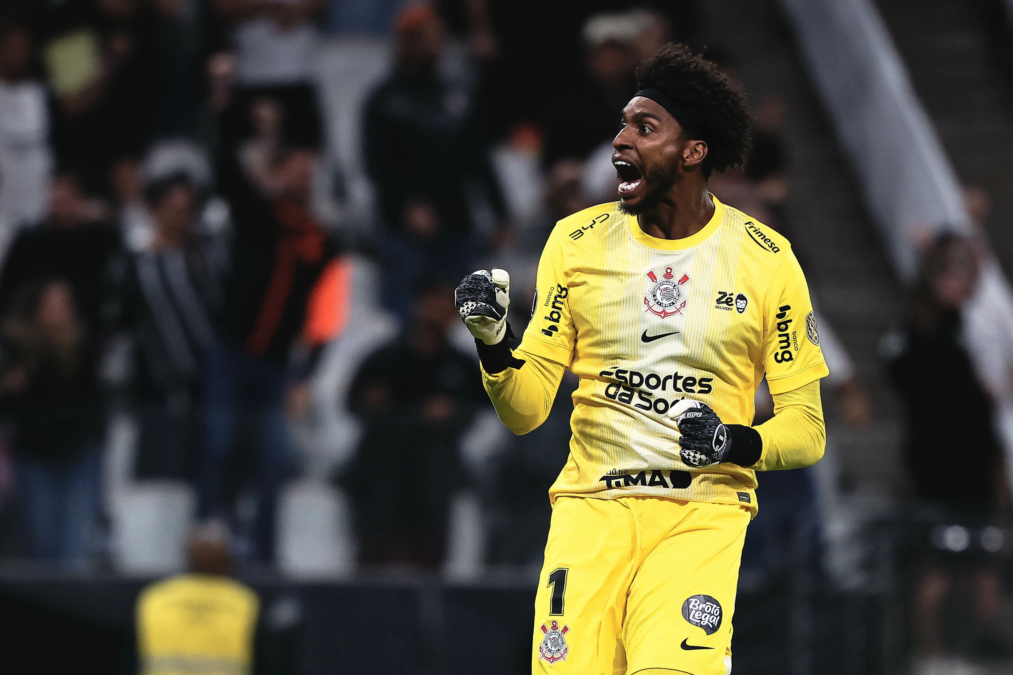 Hugo Souza e a defesa do Corinthians ainda não foram vazados nesta Libertadores – Foto: Ettore Chiereguini/AGIF