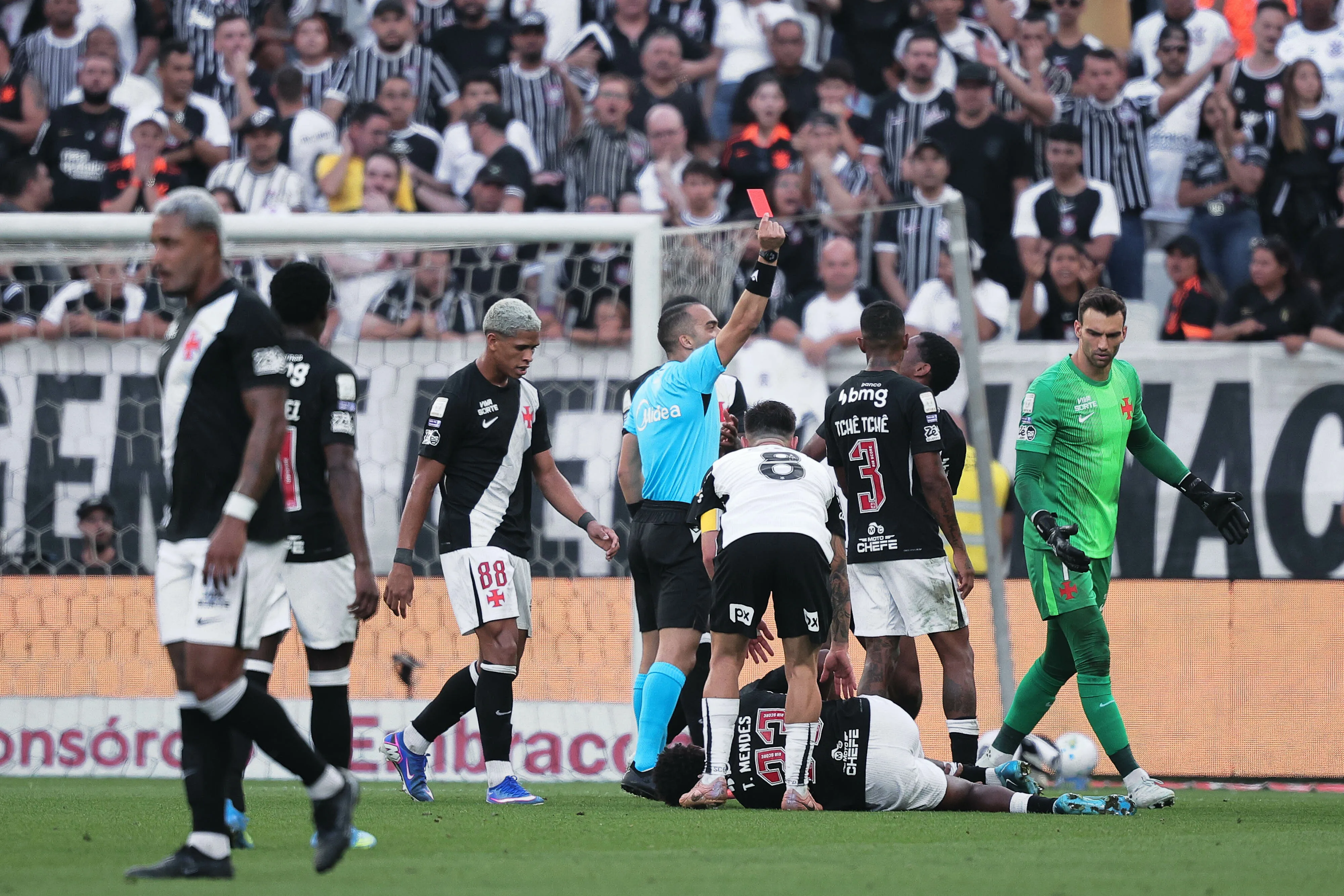 Andre jogador do Corinthians recebe cartao vermelho do arbitro durante partida contra o Vasco no estadio Arena Corinthians pelo campeonato Brasileiro A 2026. Foto: Ettore Chiereguini/AGIF