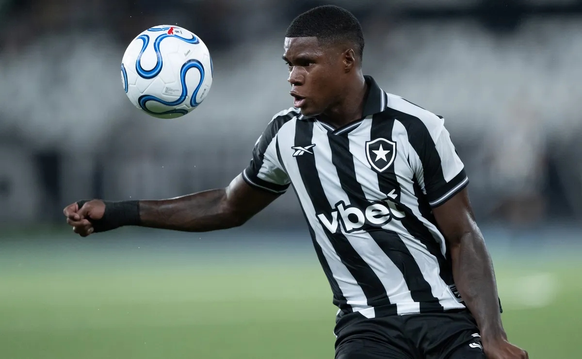 Kadir celebra espaço no Botafogo e projeta duelo contra o Remo: “Jogo muito lindo”