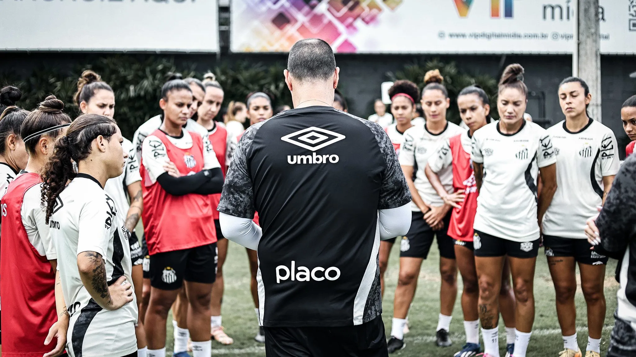 Treinador Marcelo Frigerio em treino com o time feminino do Santos