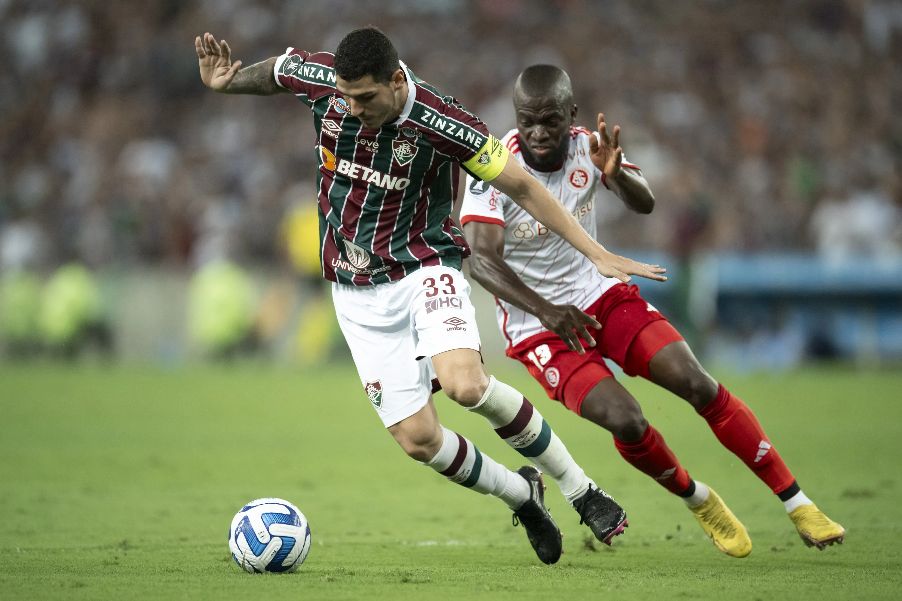 Nino jogador do Fluminense disputa lance com Enner Valencia jogador do Internacional durante partida no estadio Maracana pelo campeonato Libertadores 2023. Foto: Jorge Rodrigues/AGIF