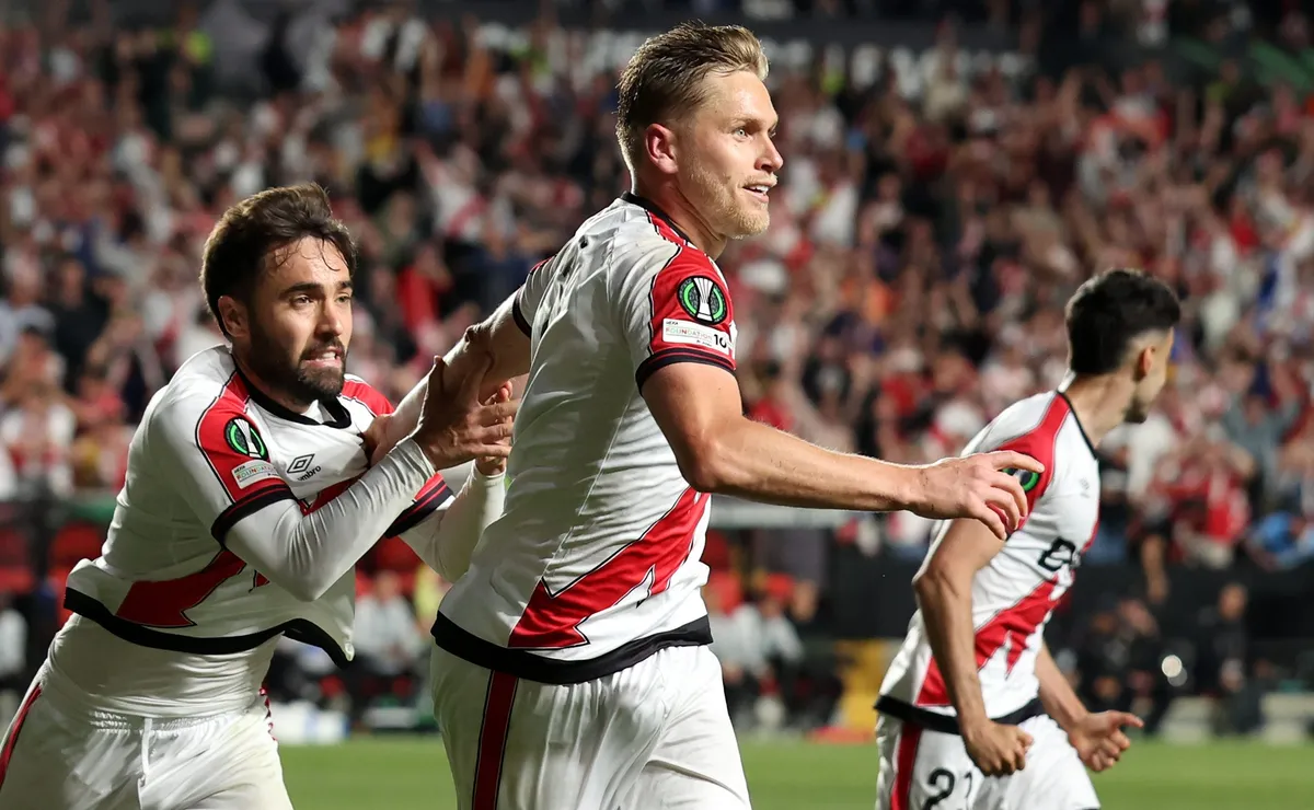 Ex-Internacional, Alexandre Alemão marca gol decisivo pela Conference League e brilha no Rayo Vallecano