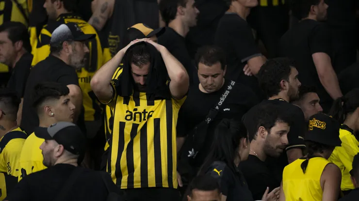 Torcida do Penarol apos partida contra Botafogo no estadio Engenhao pelo campeonato Copa Libertadores 2024. Foto: Jorge Rodrigues/AGIF