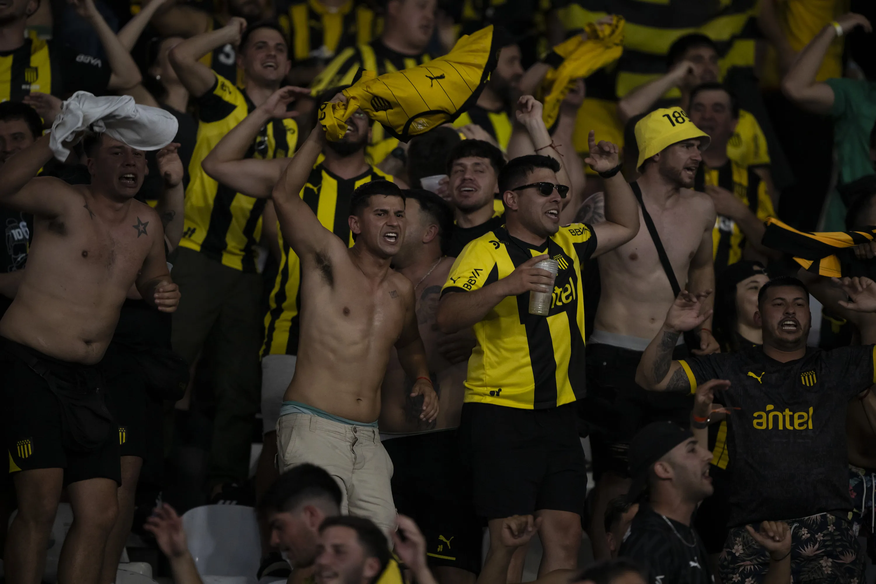 Torcida do Penarol antes da partida contra Botafogo no estadio Engenhao pelo campeonato Copa Libertadores 2024. Foto: Jorge Rodrigues/AGIF