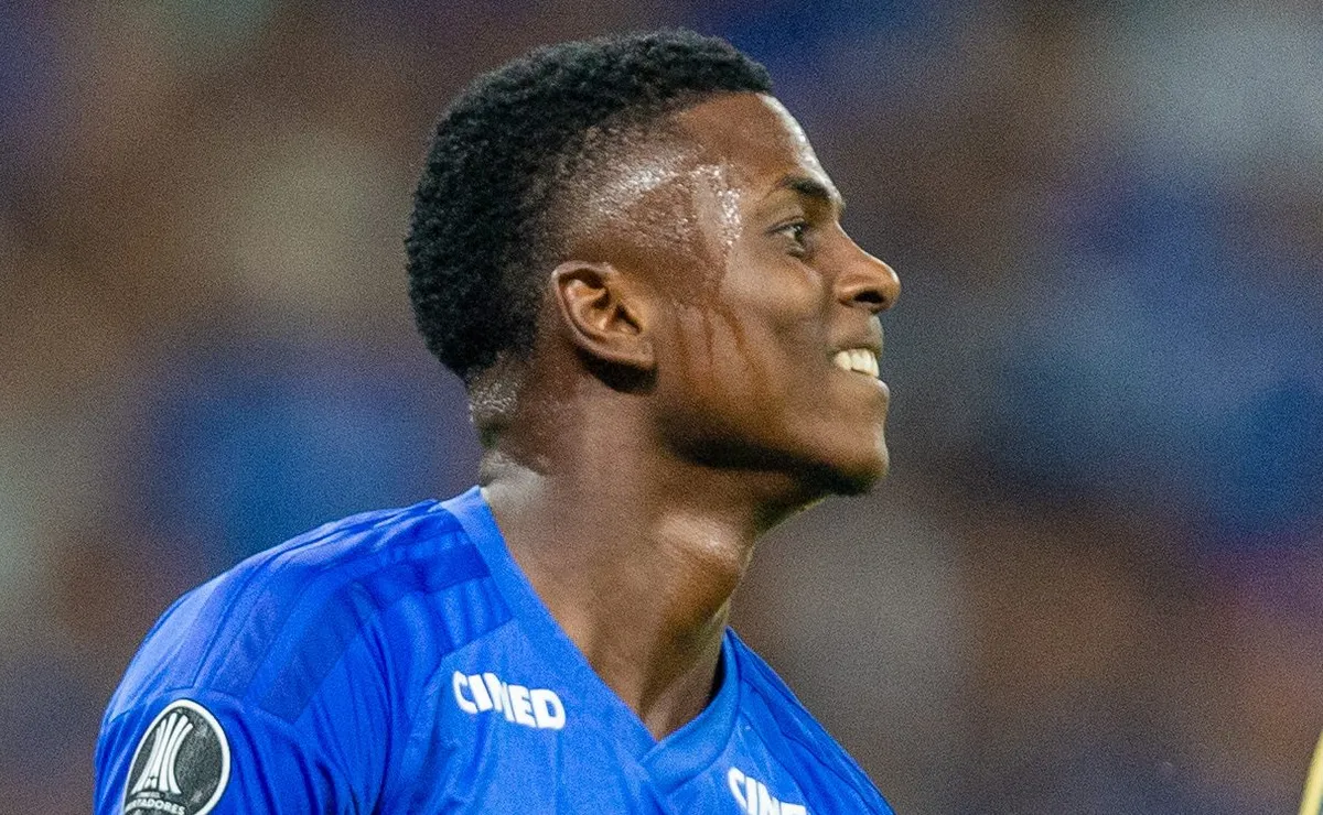 Néiser Villarreal ganha moral no Cruzeiro com Artur Jorge