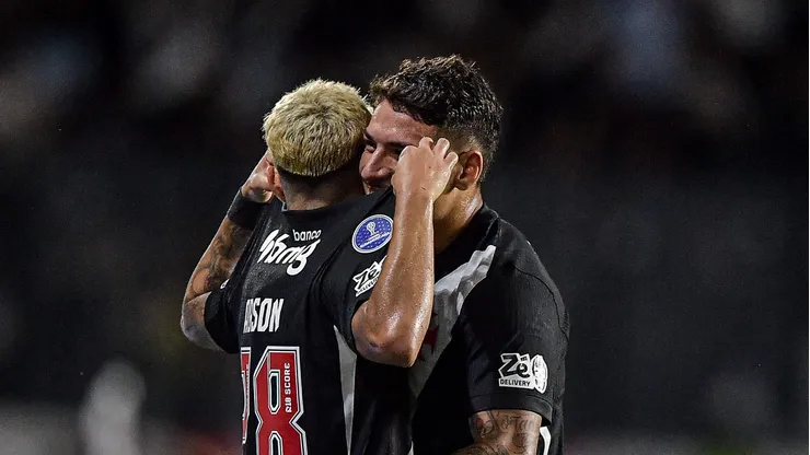 Adson jogador do Vasco comemora seu gol durante partida contra o Olimpia no estadio Sao Januario pelo campeonato Copa Sul-Americana 2026. Foto: Thiago Ribeiro/AGIF