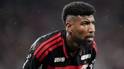 Emerson Royal com a camisa do Flamengo.