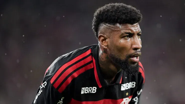 Emerson Royal com a camisa do Flamengo.