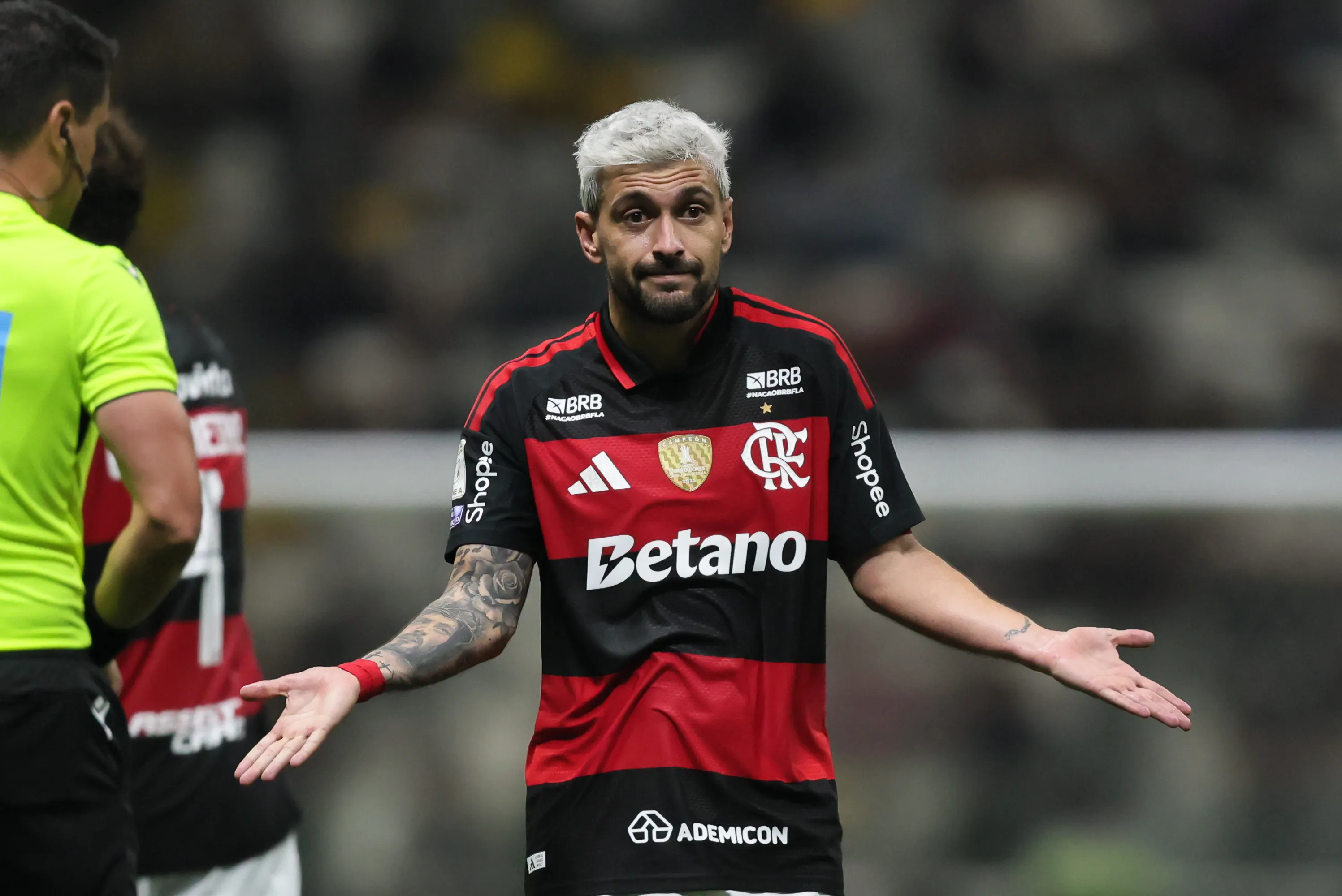MG – BELO HORIZONTE – 26/04/2026 – BRASILEIRO A 2026, ATLETICO-MG X FLAMENGO – Arrascaeta jogador do Flamengo comemora seu gol durante partida contra o Atletico-MG no estadio Arena MRV pelo campeonato Brasileiro A 2026. Foto: Gilson Lobo/AGIF