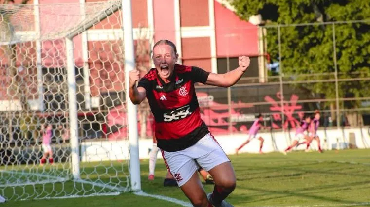 Jogadora do Flamengo celebra gol nas quartas de final do Brasileirão Feminino Sub-20