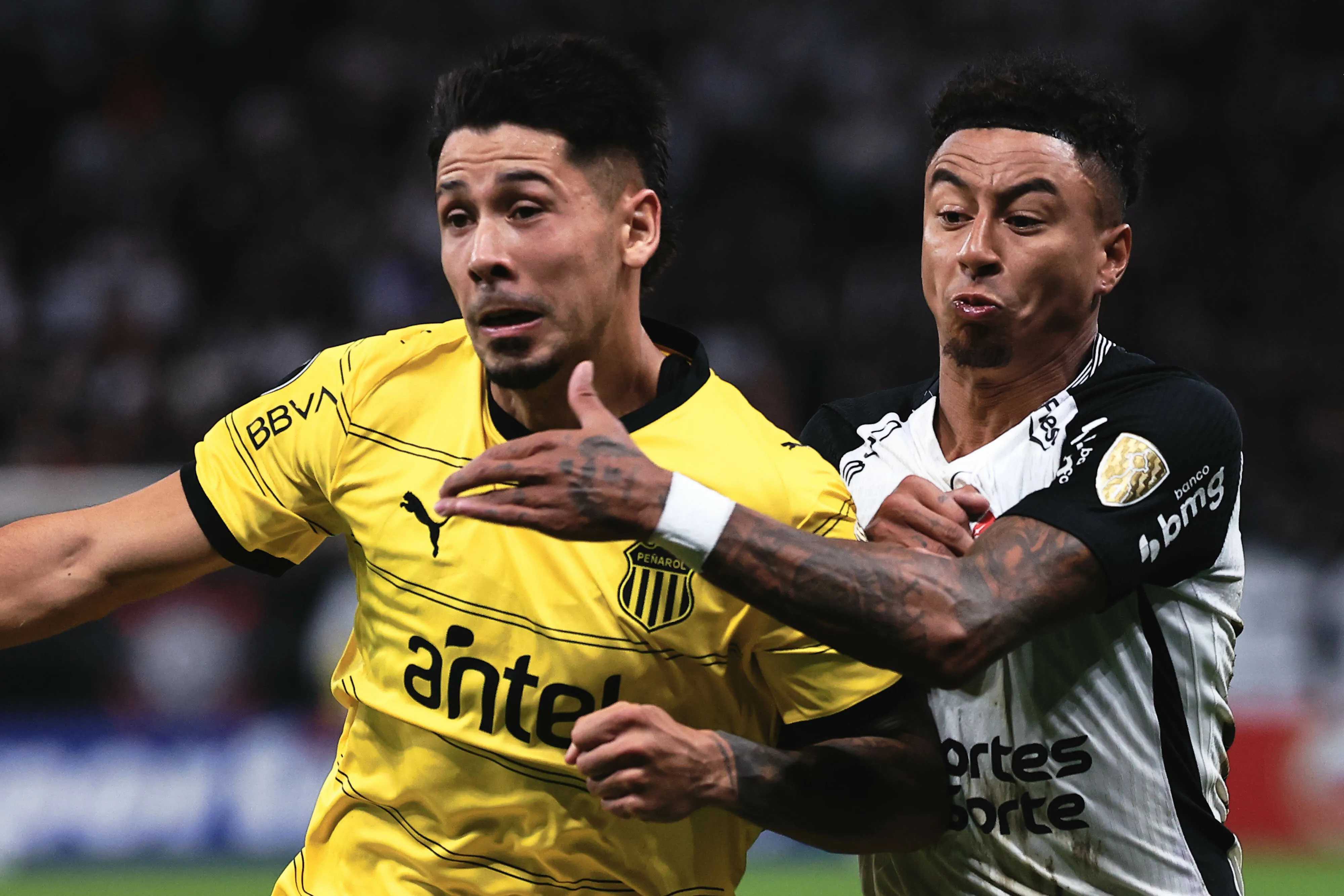 SP – SAO PAULO – 30/04/2026 – COPA LIBERTADORES 2026, CORINTHIANS X PENAROL – Jesse Lingard jogador do Corinthians disputa lance com Nicolas Fernandez jogador do Penarol durante partida no estadio Arena Corinthians pelo campeonato Copa Libertadores 2026. Foto: Ettore Chiereguini/AGIF