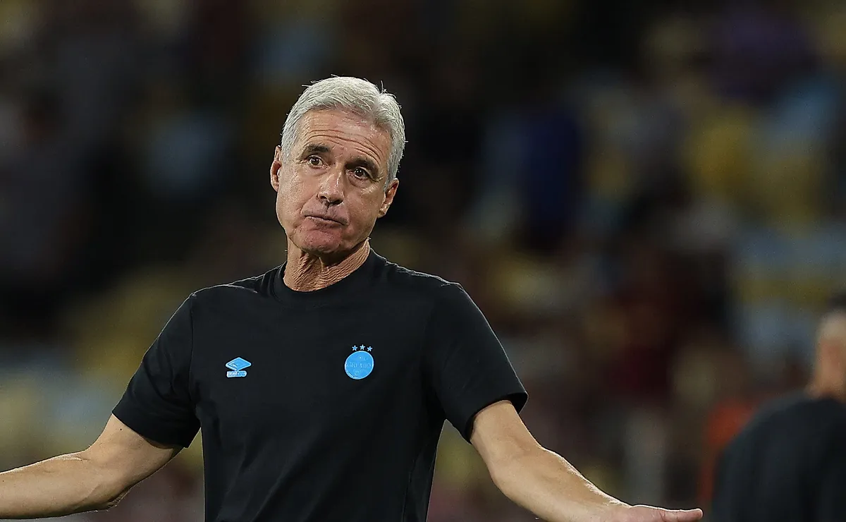 Luís Castro tem conversas nos bastidores do Grêmio para mudar situação do time