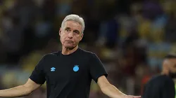 Luís Castro sofre pressão da torcida gremista.