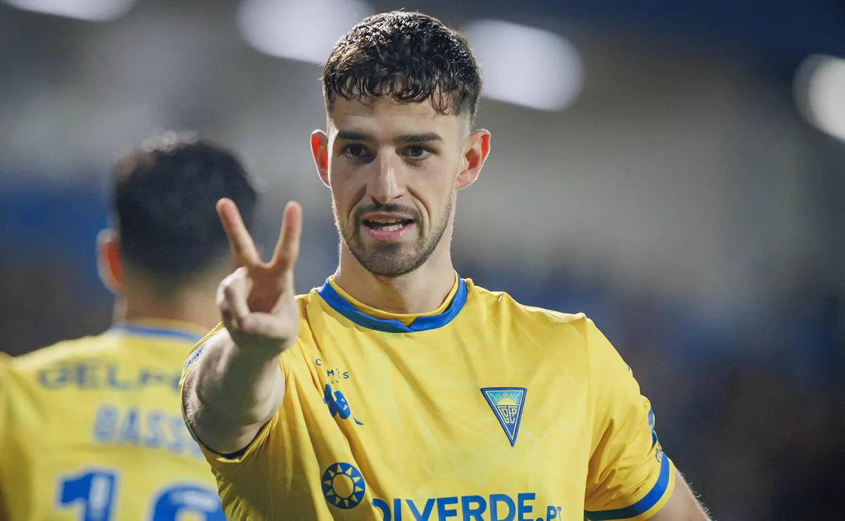 Grêmio abre conversas por atacante Alejandro Marqués, de saída do Estoril-POR; São Paulo é rival na disputa