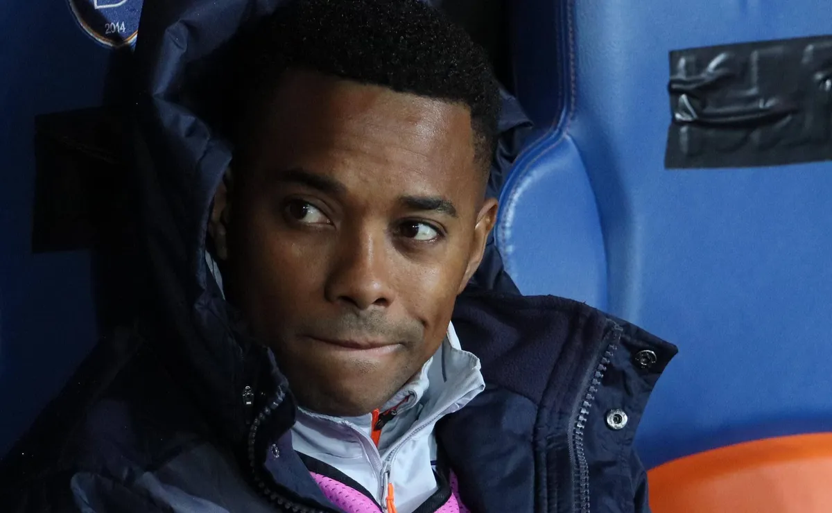 Robinho tenta mais uma cartada para sair da prisão e troca de advogado