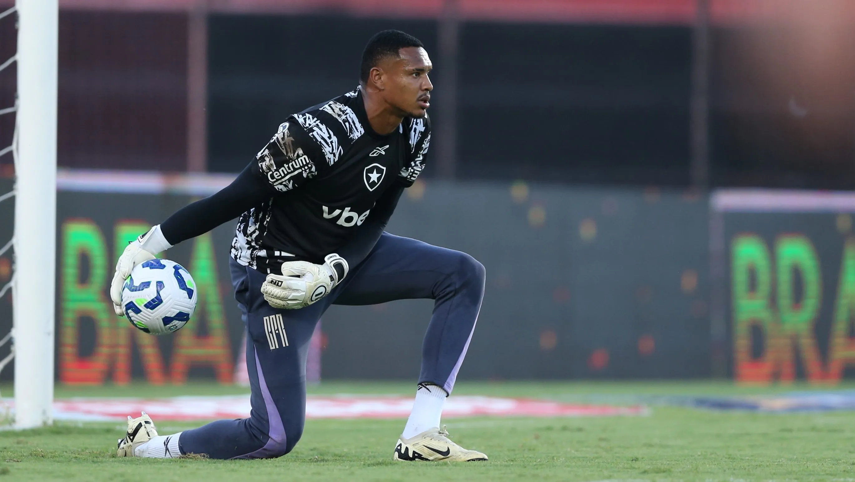 Goleiro John. Foto: Marlon Costa/AGIF