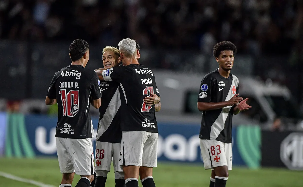 Adson encerra jejum, brilha como titular e vira solução no Vasco