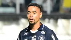 Pikachu durante derrota para o Santos, na Vila
