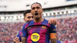 Raphinha com a faixa de capitão do Barça