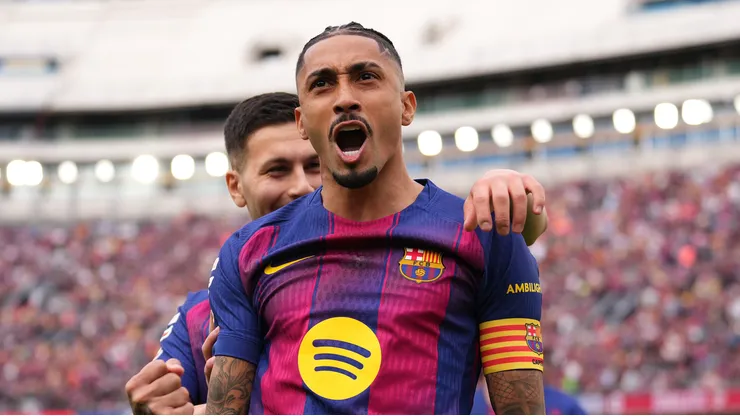 Raphinha com a faixa de capitão do Barça