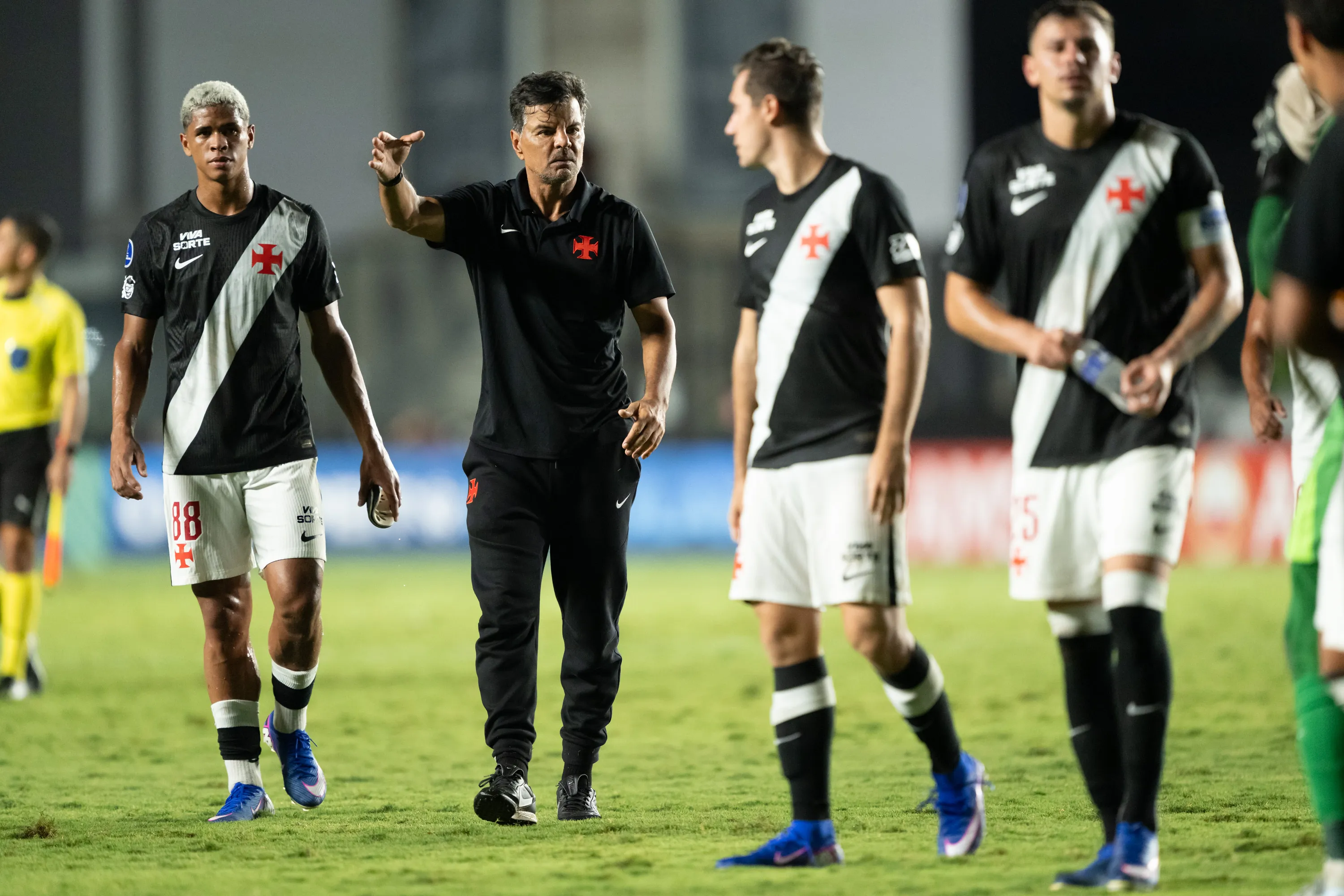 RJ – RIO DE JANEIRO – 30/04/2026 – COPA SUL-AMERICANA 2026, VASCO X OLIMPIA – Alexandre Mendes assistente tecnico do Vasco durante partida contra o Olimpia no estadio Sao Januario pelo campeonato Copa Sul-Americana 2026. Foto: Jorge Rodrigues/AGIF
