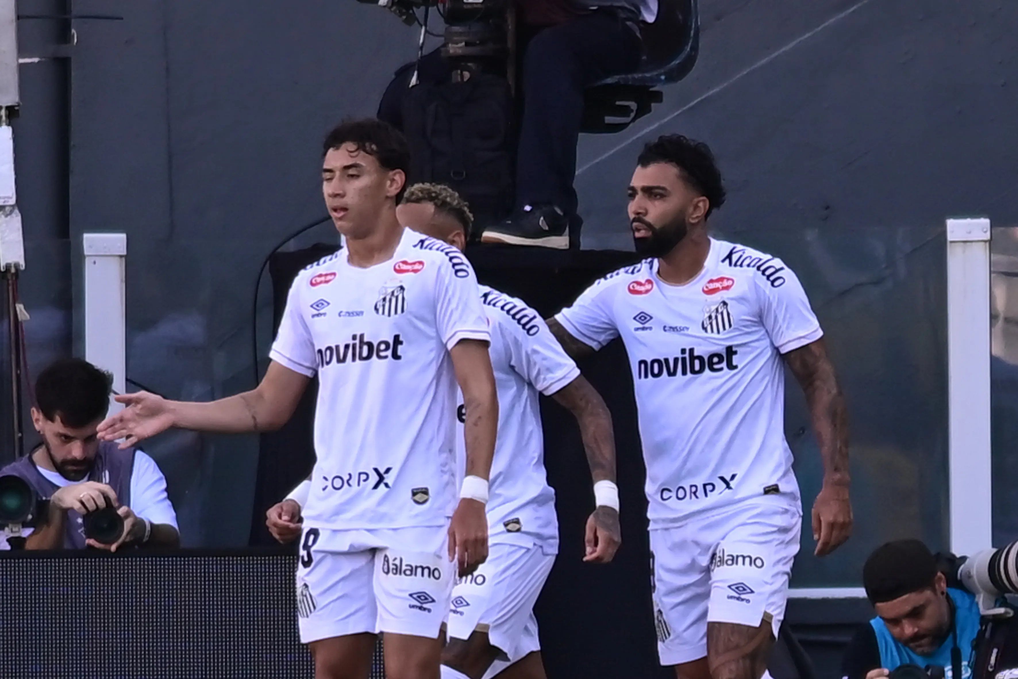SP – SANTOS – 19/04/2026 – BRASILEIRO A 2026, SANTOS X FLUMINENSE – Gabigol jogador do Santos comemora seu gol durante partida contra o Fluminense no estadio Vila Belmiro pelo campeonato Brasileiro A 2026. Foto: Jota Erre/AGIF