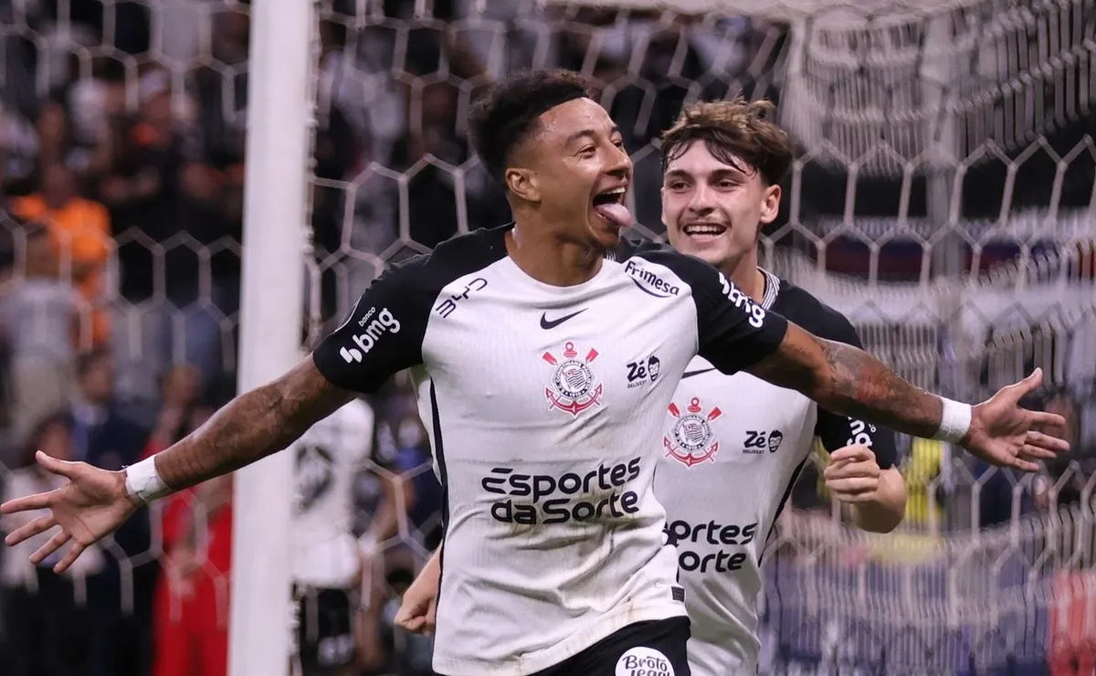 Lingard avalia ambiente em Corinthians 2 x 0 Peñarol e cita adaptação com Fernando Diniz