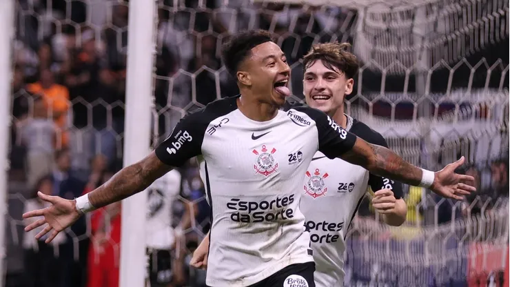 Lingard comemorando seu segundo gol pelo Alvinegro