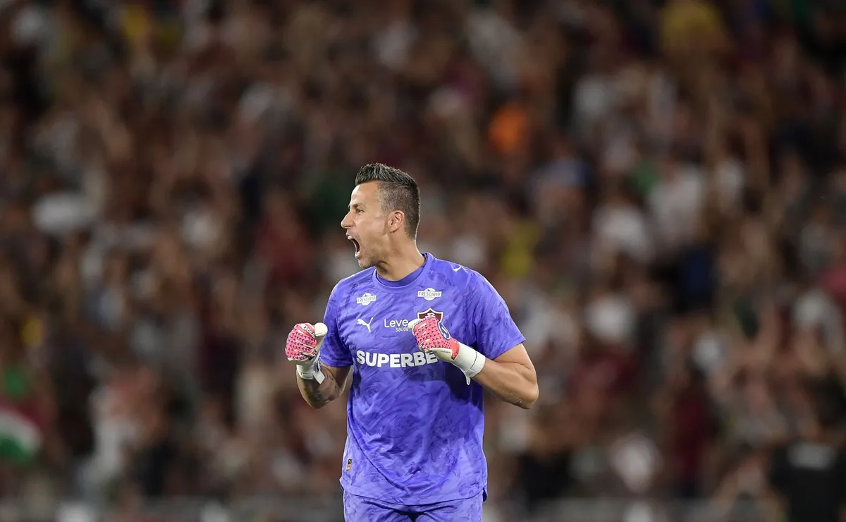 Fábio iguala recorde histórico na Libertadores e amplia legado no Fluminense