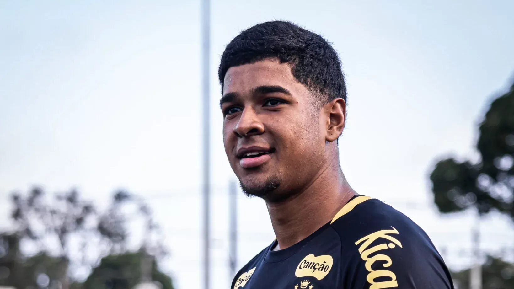 João Ananias terá chances com Cuca, que abriu mão de contratar zagueiro na próxima janela – Foto: Raul Baretta/Santos FC