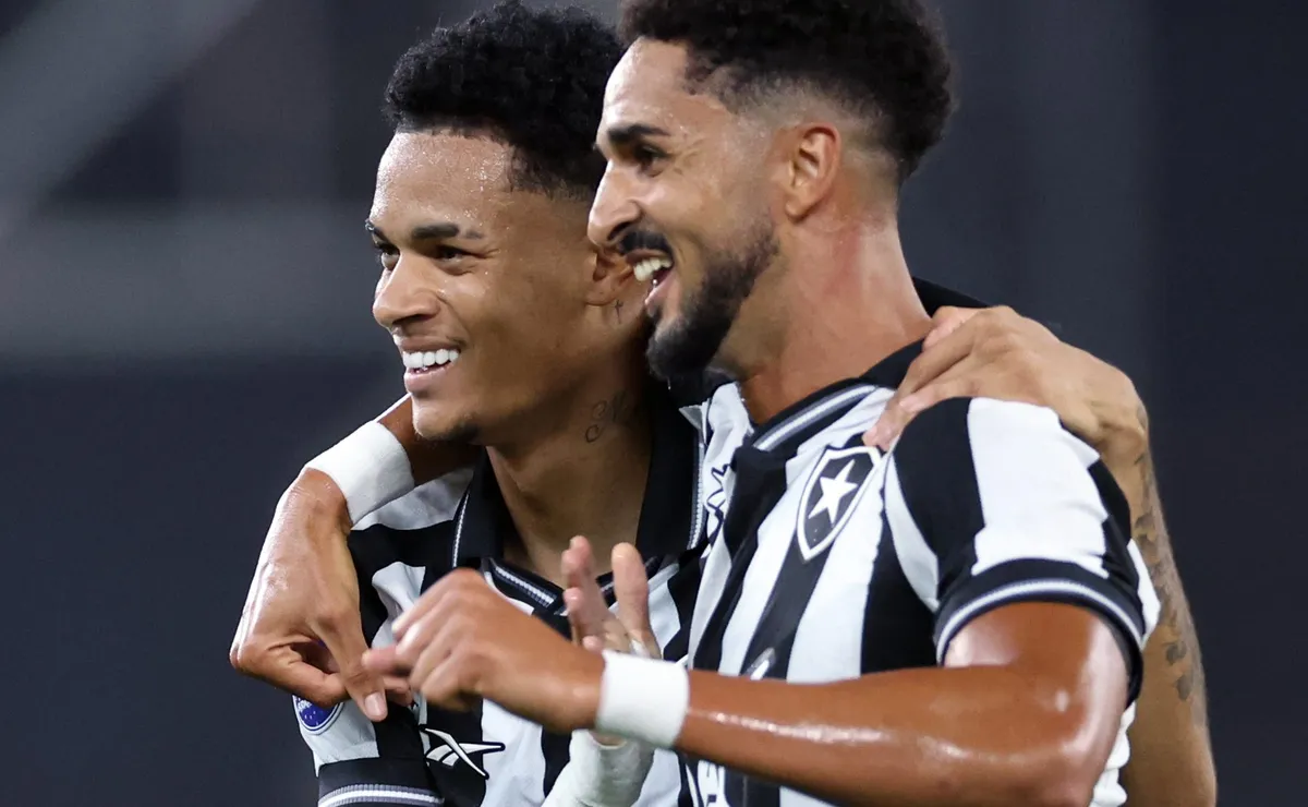 Newton celebra momento no Botafogo e comemora gol contra o Petrolero