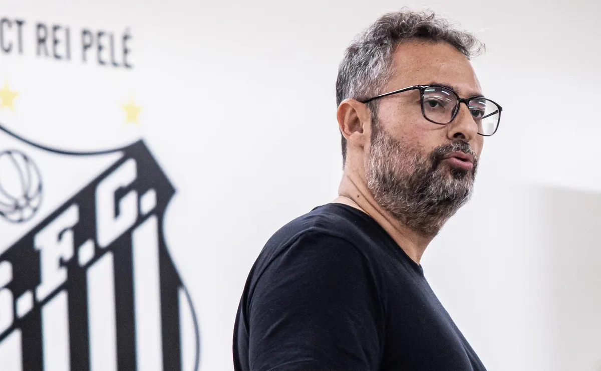 Alexandre Mattos volta ao mercado para contratar um volante no Santos
