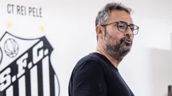 Diretor monitora o mercado - Foto: Raul Baretta/Santos FC.